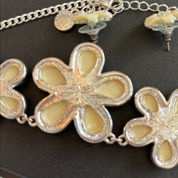 Liz Claibourne Silver toned White Facetted Flower Necklace and earrings set - Picture 10 of 12